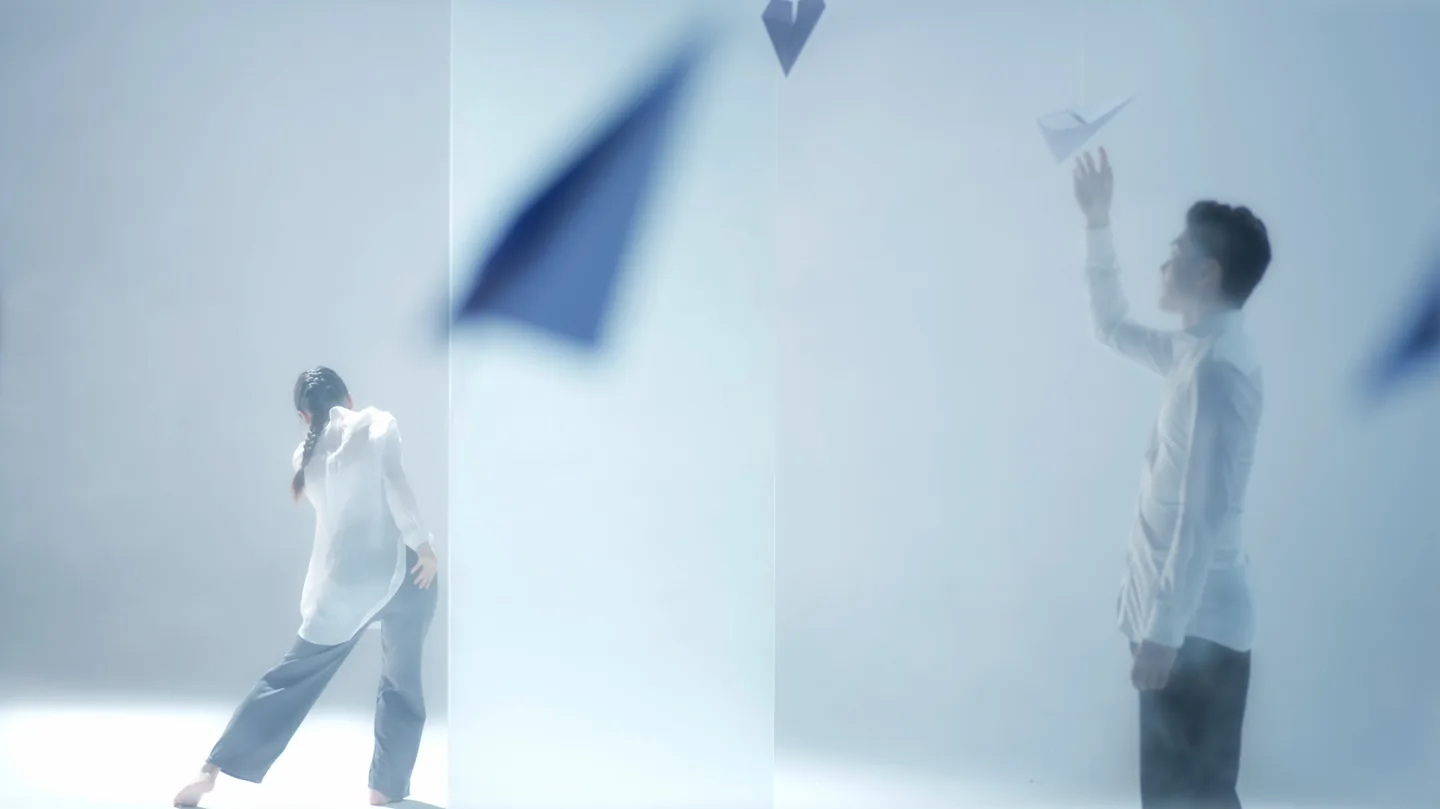 公益 MV《家》中，人物与巨大的蓝色纸飞机