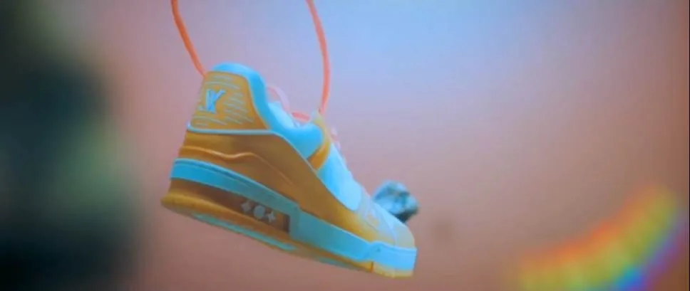 Sneaker Drop 彩色光影中的鞋履