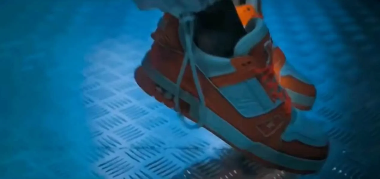 Sneaker Drop 网格光影与鞋履特写