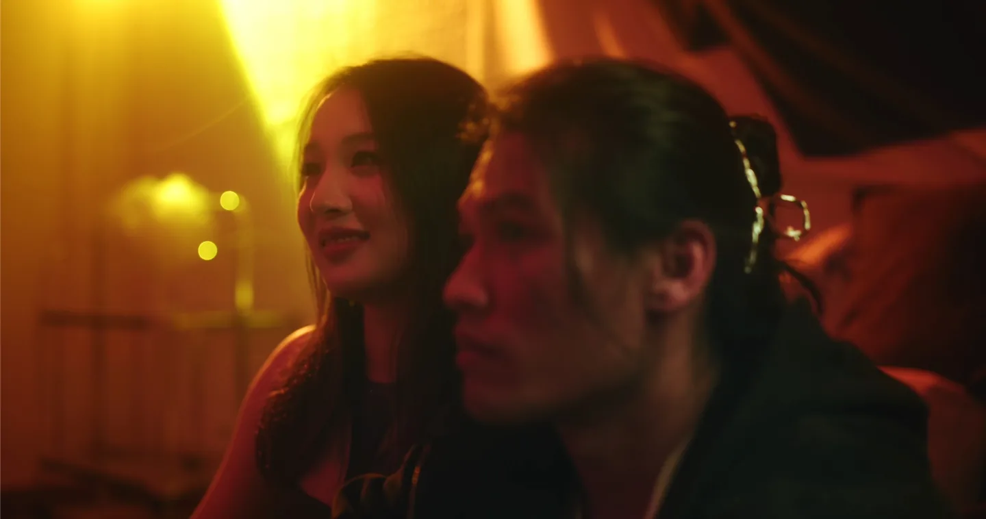 《少年维持着烦恼》中暖色灯光下的两个人物