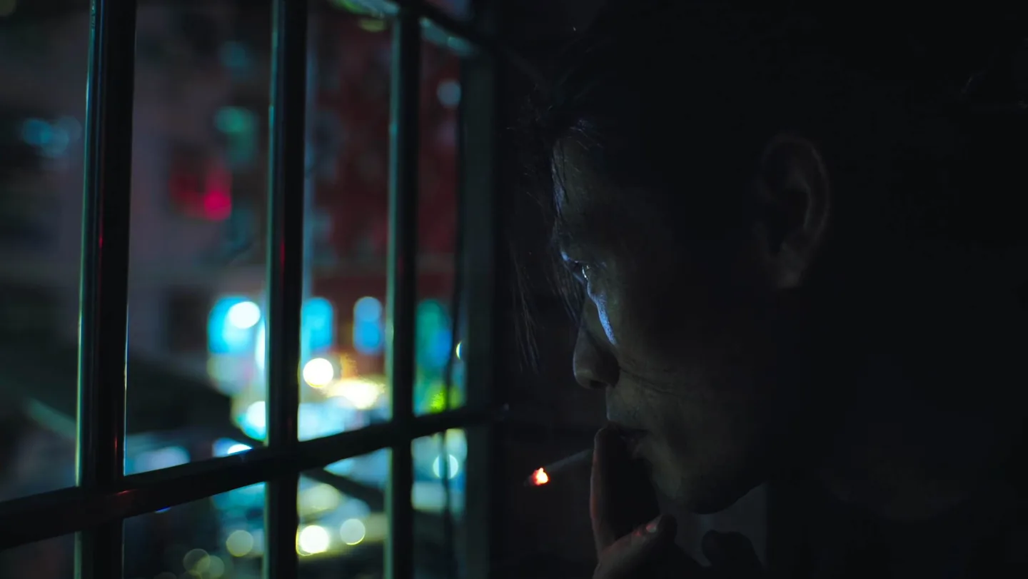 《少年维持着烦恼》夜色中的人物侧影